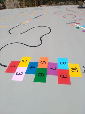 Pavimento pintado rayuela